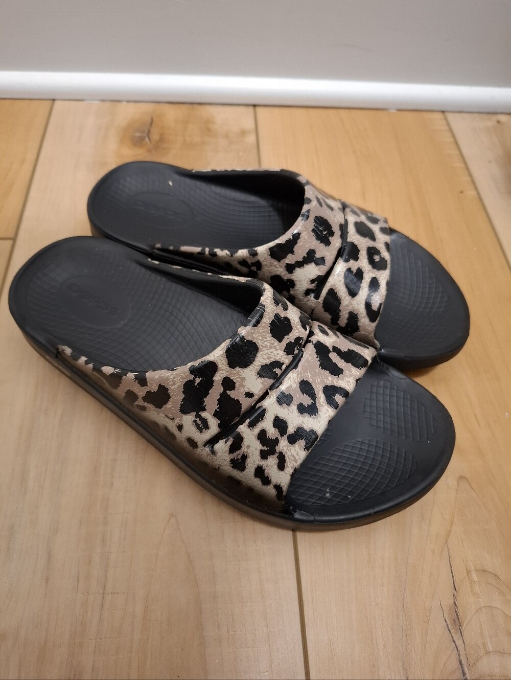 Oofos Slides Women's 8 Men's 6 OOah Limited Leopard Print Comfy Rubber